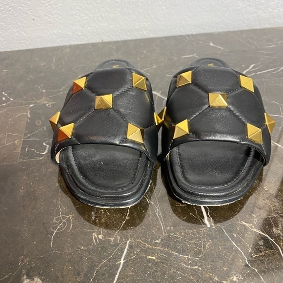 Valentino Garavani Roman Stud flat leather sandals black and gold - Picture 10 of 14